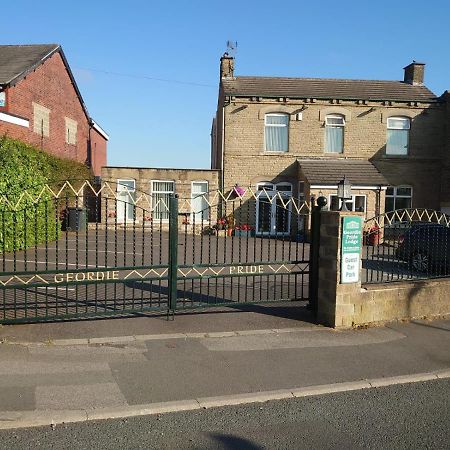 Geordie Pride Lodge Liversedge Esterno foto