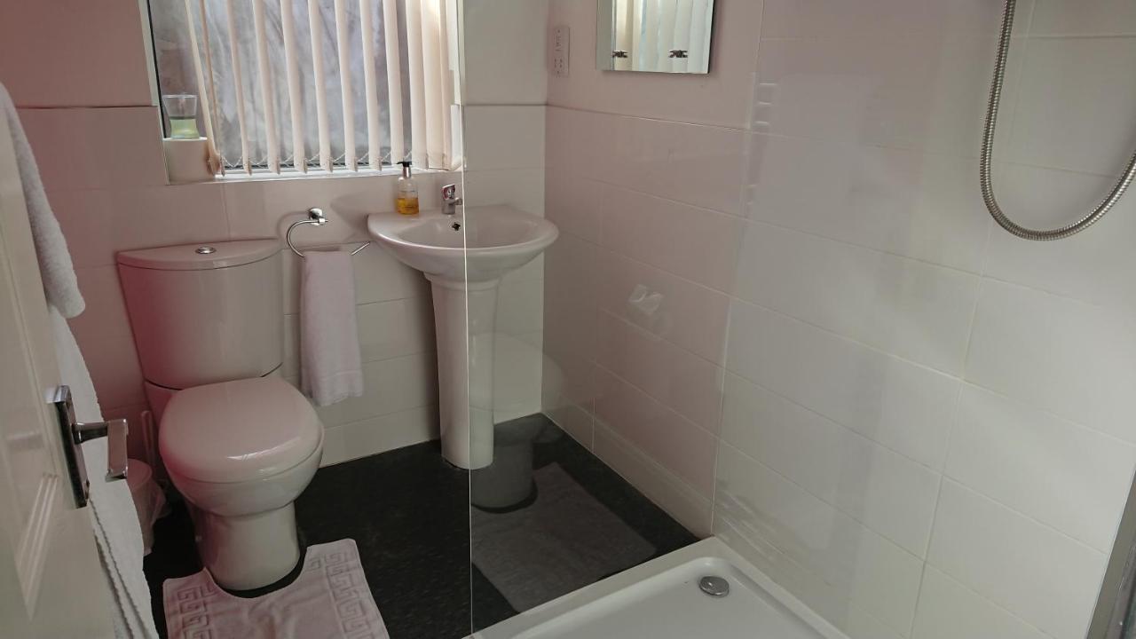 Geordie Pride Lodge Liversedge Esterno foto